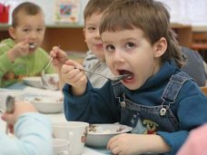 Детсады и школы Симферополя обеспечат продуктами питания из гуманитарной помощи