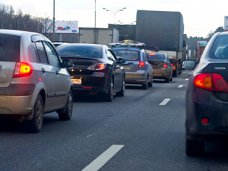 На границе Крыма выстроилась 2-километровая очередь из автомобилей На границе Крыма выстроилась 2-километровая очередь из автомобилей