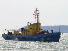 На двух катерах МЧС в Керчи подняли флаг России На двух катерах МЧС в Керчи подняли флаг России