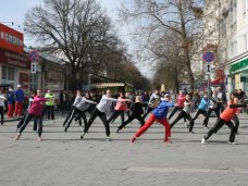 В Симферополе ко Дню здоровья провели флешмоб