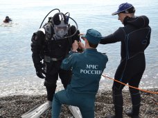Спасатели проверяют морское дно у берегов Крыма 