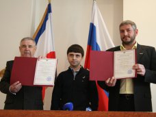 В Симферополе общественные организации получили российскую регистрацию В Симферополе общественные организации получили российскую регистрацию