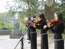 В Крыму открыли памятник крымскотатарскому поэту 