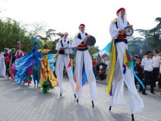 В Евпатории открыли курортный сезон «Парадом эпох» В Евпатории открыли курортный сезон «Парадом эпох»