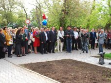 Памятник дворнику установили в Евпатории Памятник дворнику установили в Евпатории