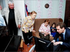 В Феодосии инвалидам вручили коляски В Феодосии инвалидам вручили коляски