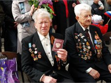 Ветеранам Феодосии вручили российские паспорта Ветеранам Феодосии вручили российские паспорта