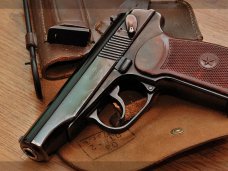 В Саках хулиган грозил соседу пистолетом