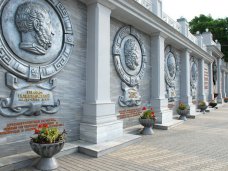 На Театральной площади в Евпатории высадили цветы На Театральной площади в Евпатории высадили цветы