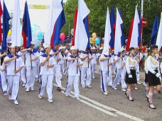 В Севастополе прошло шествие детских организаций