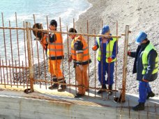 В Крыму начали сносить незаконные преграды к морю