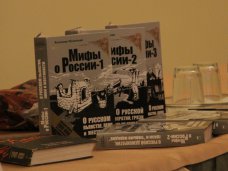 Министр культуры РФ подарил библиотекам Судака свои книги