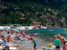 На пляжах курортных поселков Крыма растет число туристов