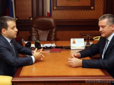 Министр связи РФ вручил крымскому премьеру российскую сим-карту