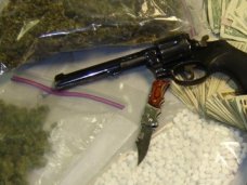 Житель Алушты хранил в своем доме револьвер и наркотики Житель Алушты хранил в своем доме револьвер и наркотики