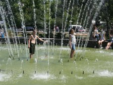 Симферопольцы спасаются от жары в фонтанах