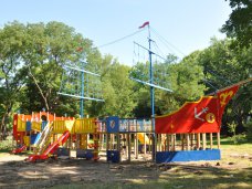 В парке Симферополя установили новую игровую площадку В парке Симферополя установили новую игровую площадку