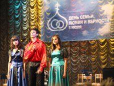 В Симферополе наградили памятными медалями семьи-долгожители В Симферополе наградили памятными медалями семьи-долгожители