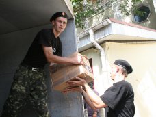 Из Симферополя отправили гуманитарную помощь юго-востоку Украины Из Симферополя отправили гуманитарную помощь юго-востоку Украины