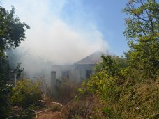 В Севастополе загорелся заброшенный дом