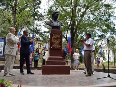 В Симферополе установили бюст Владимиру Высоцкому