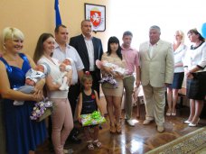 В Симферополе вручили первые свидетельства о рождении российского образца
