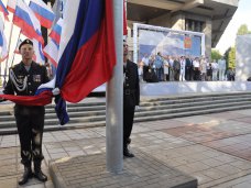 В Симферополе торжественно подняли государственный флаг