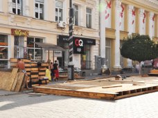 В центре Симферополя вновь возводят недавно снесенное летнее кафе