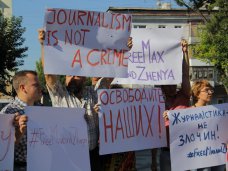 В Симферополе прошла акция в поддержку пропавших журналистов