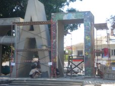 Буквы на входе в Детский парк в Симферополе начали выкладывать мозаикой Буквы на входе в Детский парк в Симферополе начали выкладывать мозаикой