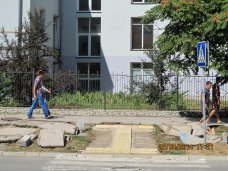 В Симферополе открыли первый пешеходный переход с тактильной плиткой