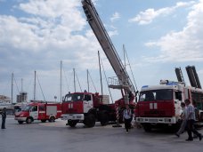 На ялтинской набережной показали технику МЧС