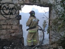 В Севастополе горело заброшенное здание 