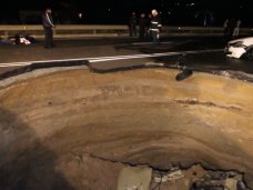 В Крыму по факту обрушения дороги возбудили уголовное дело В Крыму по факту обрушения дороги возбудили уголовное дело