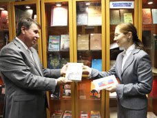 Цеков открыл в Совете Федерации книжную выставку, посвящённую истории Крыма Цеков открыл в Совете Федерации книжную выставку, посвящённую истории Крыма