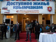 Сергей Аксенов вручил ключи от 35 квартир участникам программы "Доступное жилье"