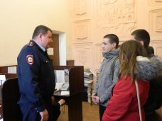 "Студенческий десант" вышел на улицы Симферополя вместе с полицейскими "Студенческий десант" вышел на улицы Симферополя вместе с полицейскими