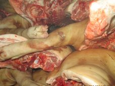 В Крым не пустили 20 тонн свинины из Херсона В Крым не пустили 20 тонн свинины из Херсона