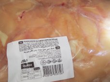 В Крым с Украины пытались ввезти крупную партию контрафактного мяса, спрятав его под упаковки с херсонской курятиной