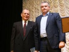 Сергей Аксёнов вручил Благодарность Главы Республики первому премьер-министру Крыма