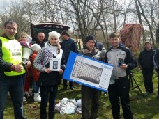 Экологи из Подмосковья помогли симферопольцам очистить берег водохранилища от тысячи мешков бытового мусора и упавших деревьев Экологи из Подмосковья помогли симферопольцам очистить берег водохранилища от тысячи мешков бытового мусора и упавших деревьев