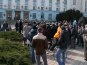 К зданию правительства Крыма сходятся люди