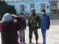 К зданию правительства Крыма сходятся люди