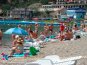 На пляжах курортных поселков Крыма растет число туристов